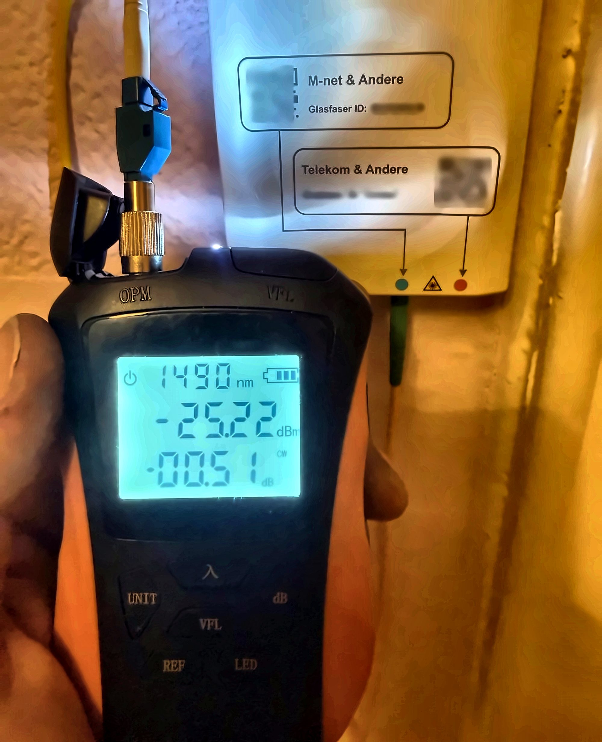 Optisches Leistungsmessgerät zeigt den Pegel bei 1490 nm an einer Glasfaser-Anschlussdose
